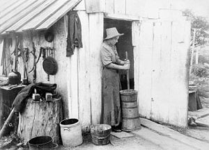 Canadian farm girl churning butter, 1893. Femme inconnue avec une baratte pres de Long Branch, Ont.jpg