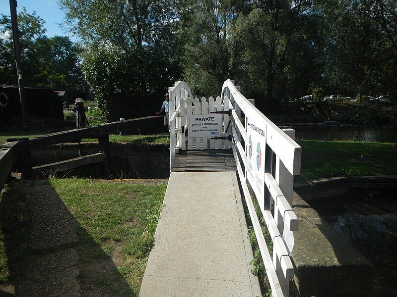 File:Footbridge Over Paper Mill Lock - geograph.org.uk - 5887794.jpg