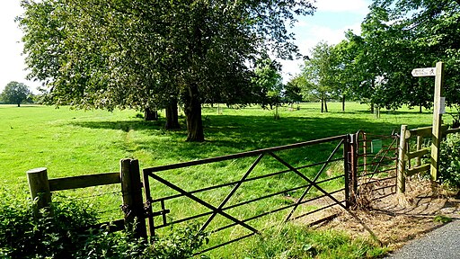 Footpath across Kemerton Park - geograph.org.uk - 3102751