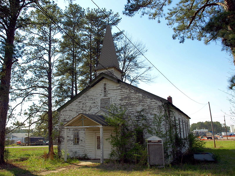 File:Fort McClellan World War II-era church April 2014.jpg