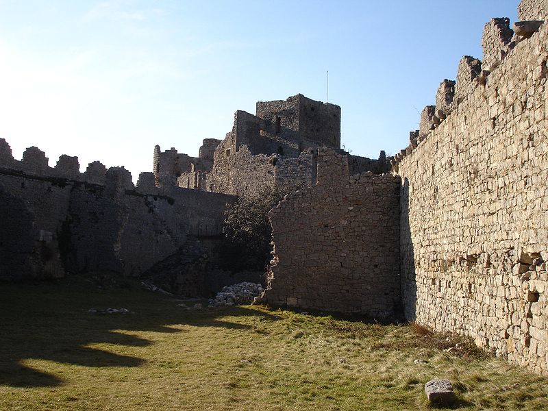 File:France-Chateau de Puilaurens-Donjon.JPG