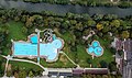 Ein Freibad in Tübingen in Baden-Württemberg, aus der Luft gesehen