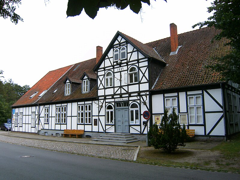 File:Friedrichsruh-bismarck-museum-altes-landhaus.JPG