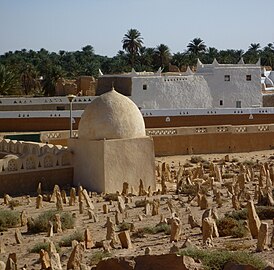 Ghadames - Wasid-Friedhof mit Marabut, Heiligengrab.jpg