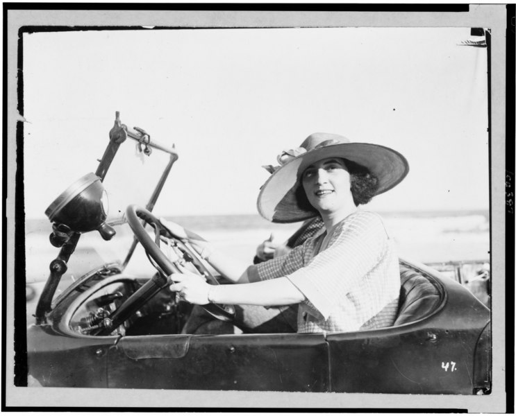 File:Girl in machine LCCN90712110.tif