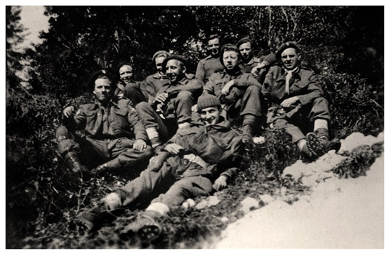 File:Gli inglesi paracadutati (red berets) in Val Portule – gennaio 1945.jpg