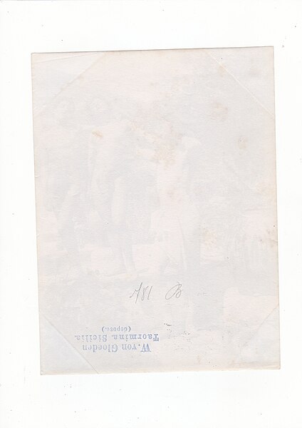 File:Gloeden, Wilhelm von (1856-1931) - n. 0781 B verso - ex Texbraun Collection, Galerie David Guiraud, Paris.jpg