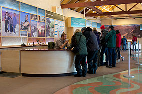 English: Grand Canyon Visitor Center information desk, South Rim. Polski: Centrum informacji turystycznej Wielkiego Kanionu, South Rim.