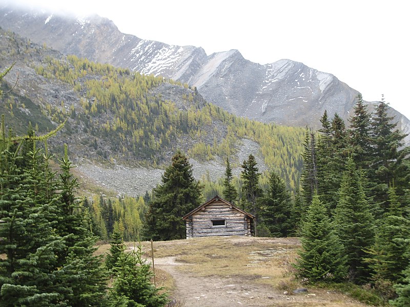 File:Halfway Hut from trail.jpg