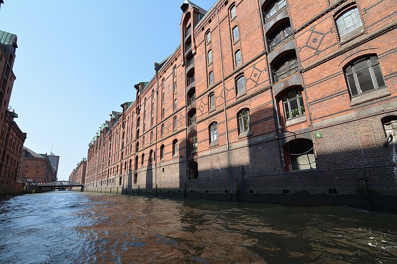 File:Hamburg, Barkassenfahrt NIK 3116.jpg