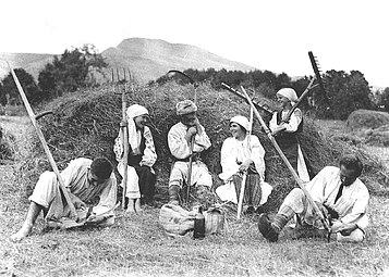 Pause pendant la fenaison, Roumanie, 1920.