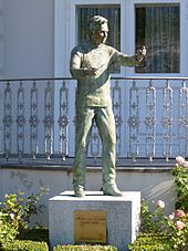 Statue of Karajan in the garden of his birthplace in Salzburg Herbert von Karajan - Statue Geburtshaus-1.jpg