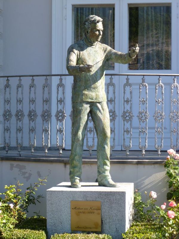 Herbert-von-Karajan-Statue