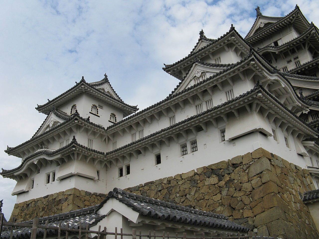 Castillo Himeji 1280px-Himeji_castle-InuiShotenshu%2BNishiShotenshu