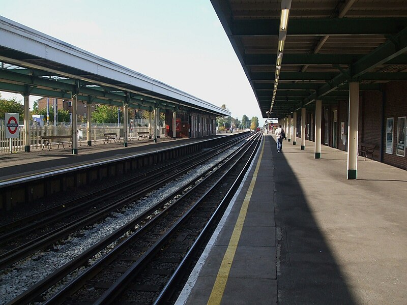 File:Hornchurch station look west.JPG