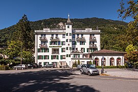 Hotel Interlaken gesehen von der Südseite mit dem Harder im Hintergrund