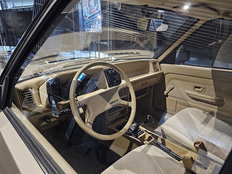 File:Hyundai Pony II CX 110 Interior (2).jpg