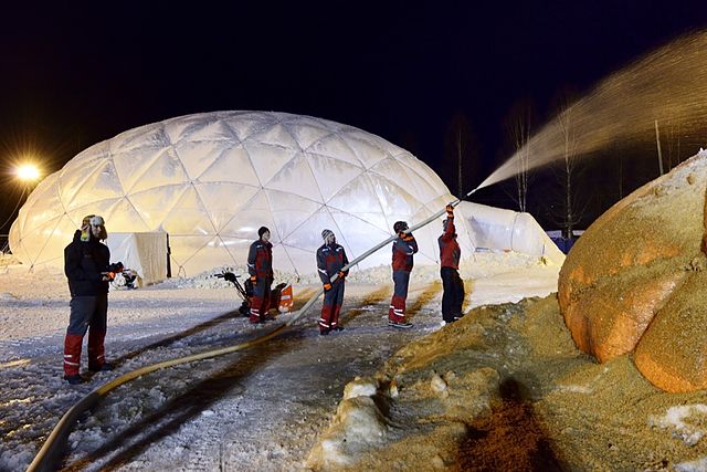 Construction of a pykrete-reinforced ice dome by Eindhoven University of Technology