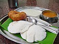 Sørindisk frukost med riskaker (idli), linsesmultring (vada), chutney og sambarsuppe.
