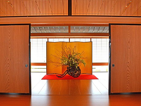 Ikebana w wejściu głównym w Kyoto State Guest House (Kyōto Geihinkan) w Kioto