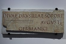 Inschrift, die Caligula seiner gottgeweihten Schwester Drusilla MBALyon 2018 widmet.jpg