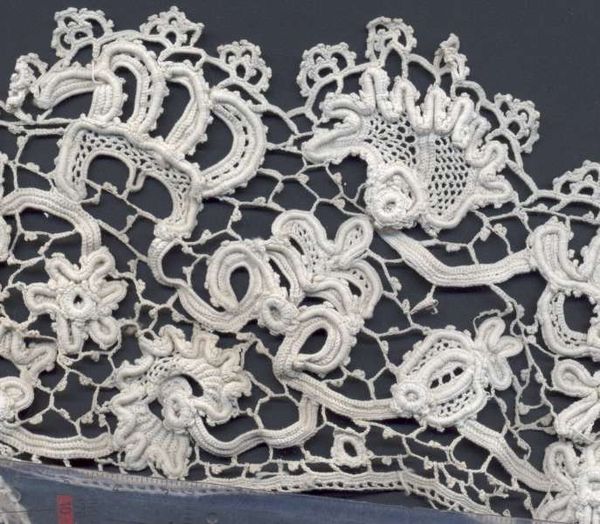 Irish crochet lace, late 19th century. The design of this example is closely based on Flemish needle lace of the 17th century.