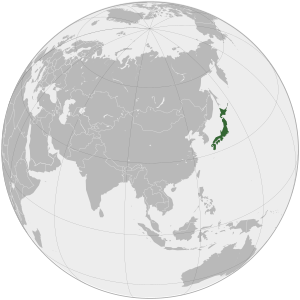 Япония на карте мира. Светло-зелёным обозначены территории Кунашира, Итурупа, Шикотана и островов Хабомаи, контролируемые Россией, на которые претендует Япония