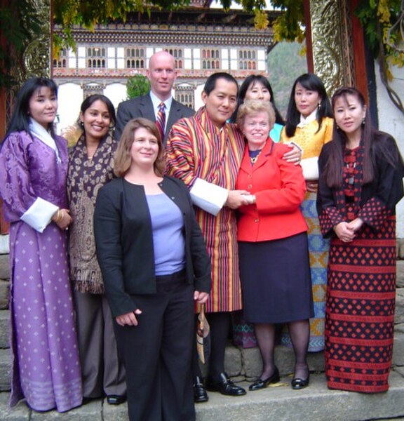 Jigme Singye Wangchuck in 2007 with Ellen Sauerbrey.