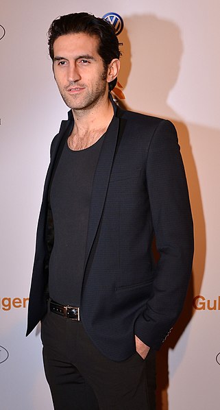 File:Josef Fares på Guldbaggegalan 2013 på Cirkus..jpg