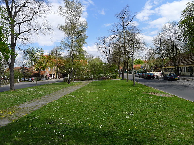 File:Königin-Luise-Straße Dorfanger.JPG