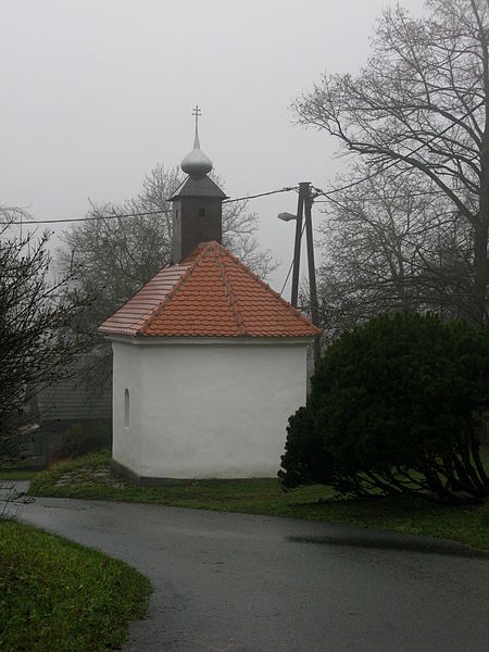 File:Křížovice (Doubravník) – kaple zezadu.JPG