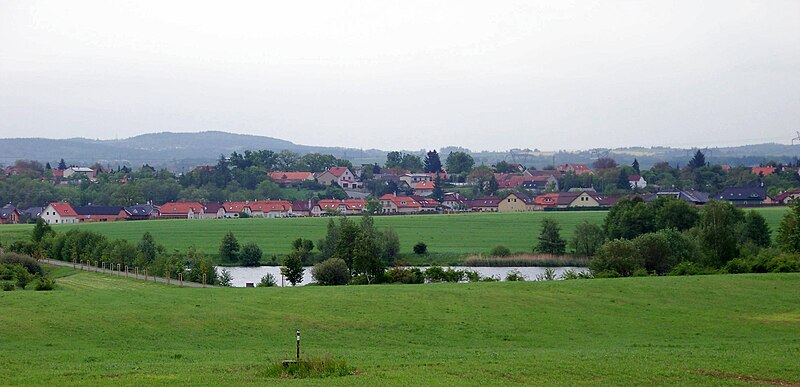 File:Křeslice a rybník Šáteček.jpg