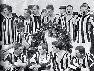 Photo en noir et blanc de joueurs de football en maillot noir et blanc