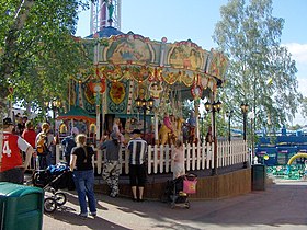 Un carrusel en Linnanmäki en Helsinki, Finlandia