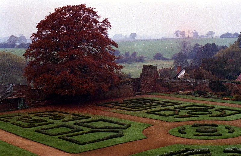 File:Kenilworth Castle, Elizabethan Gardens.jpg