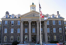 El edificio de la administración y la Facultad de Humanidades