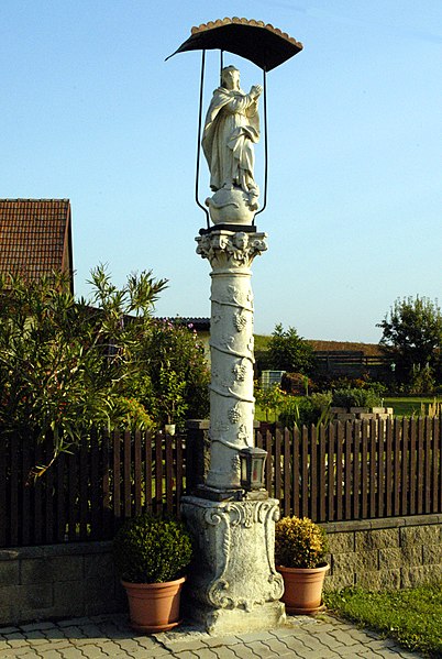 File:Kleinstelzendorf Mariensäule.jpg