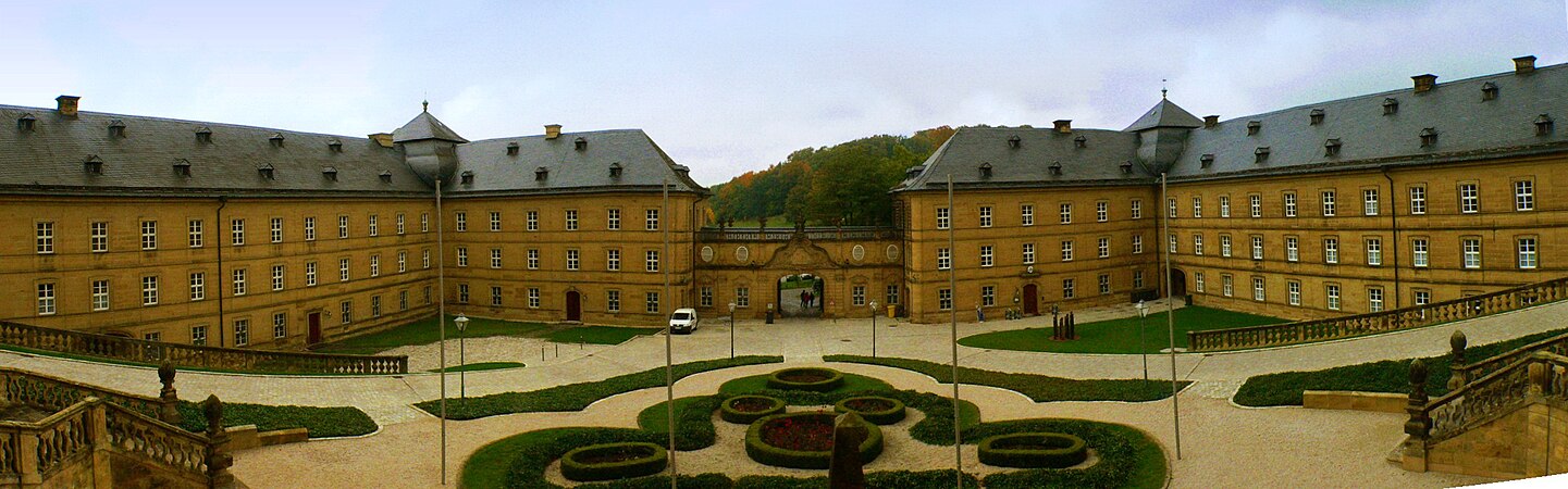 Innenhof-Panorama mit Eingang