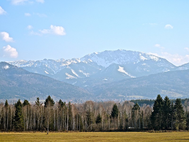 File:Kocheler Moor mit Benediktenwand im Hintergrund von St Johannisrain bei Penzberg aus gesehen.jpg