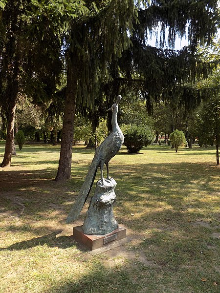 File:Kompleks Zobnatica - skulptura pauna.jpg