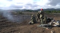 File:L16 81mm mortier tiré par des soldats JGSDF pendant Orient Shield 2012, -31 oct. 2012 a.webm