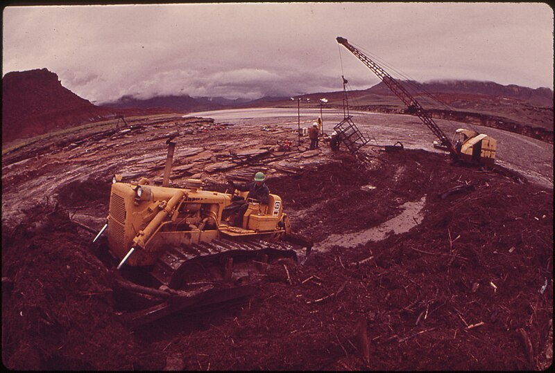 File:LOG BOOM ON SAN JUAN RIVER IN MONUMENT VALLEY WAS SITE OF CLEAN-UP OPERATIONS FOLLOWING MASSIVE OIL SPILL. BULLDOZER... - NARA - 545665.jpg