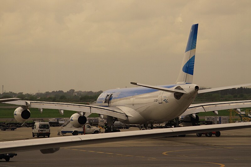 File:LV-CSF Airbus A340 Aerolineas Argentinas (8164244496).jpg