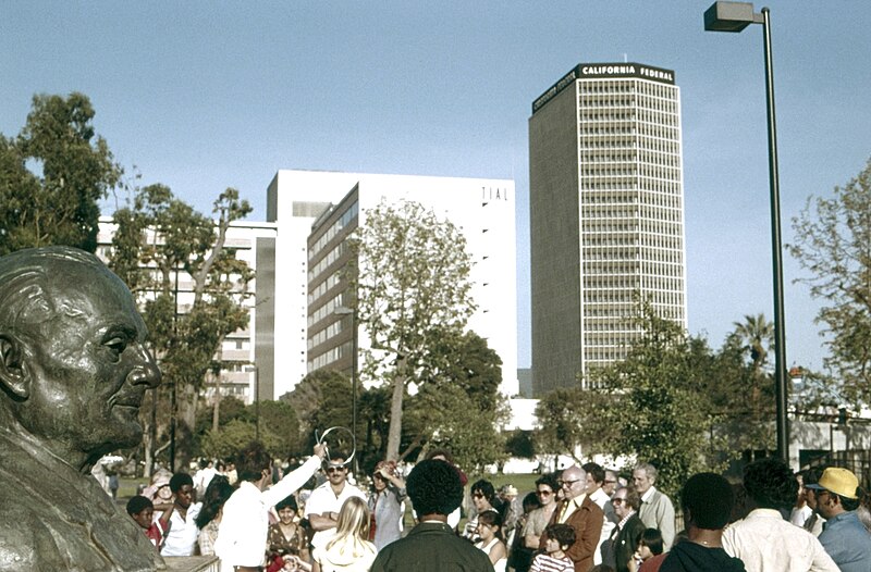 File:La Brea Tar Pits Park - 1978.jpg