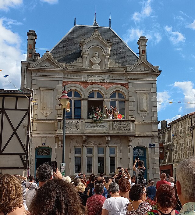 La 377ème Rosière de la Mothe-Saint-Héray et son époux saluent la foule au balcon de la Maison des Rosières le 2 septembre 2023