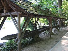 La pirogue - anciennement au Parc de la Tête d'Or (Lyon), elle est à Brégnier-Cordon au musée de l'eau.