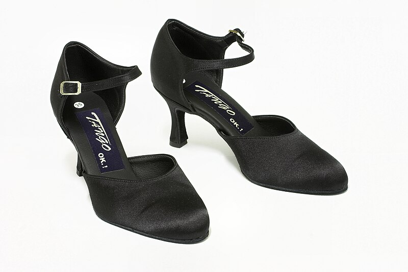 File:Ladies' ballroom shoes, Tango Shoes 1.jpg
