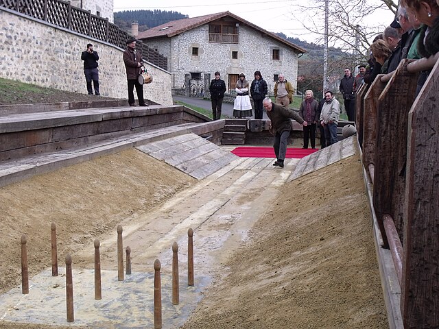 Prática de bola jokoa, um jogo tradicional basco em Lendoñobeiti, uma aldeia do município de Orduña