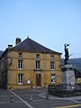 De school van Les Hautes-Rivières en het oorlogsmonument