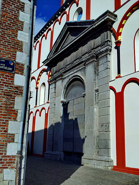 File:Liège, Collégiale St-Barthélemy, portail.jpg